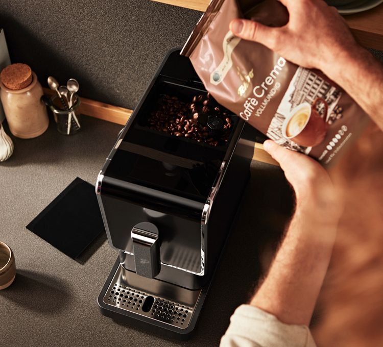 Ein Mann genießt seinen Kaffee.