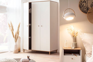 Ein Schlazimmer mit einem weißen Kleiderschrank und einem weißen Nachttisch.