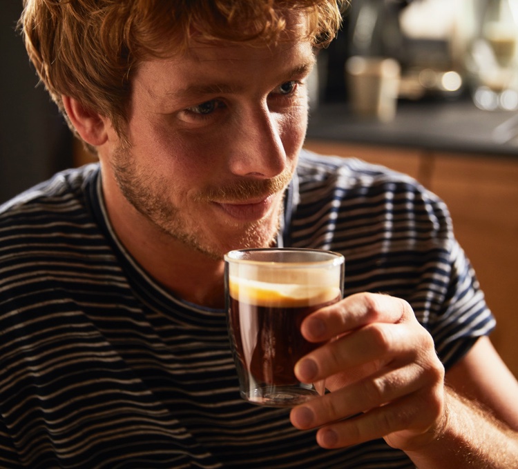 Mann trinkt genüsslich seinen Kaffee.