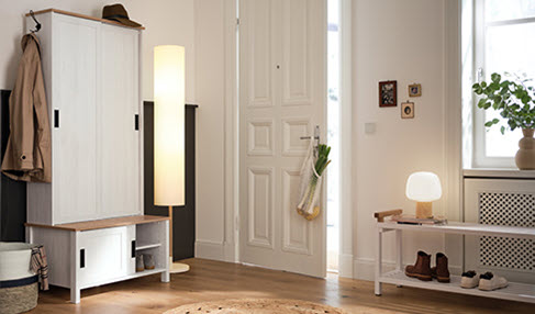 Klare Linien: In dem Eingangsbereich einer Wohnung steht eine große weiße Garderobe.