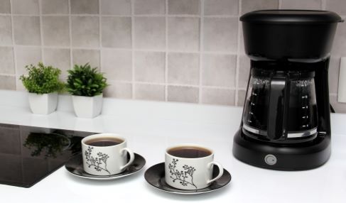 Auch manuell möglich: Vor einer Filterkaffeemaschine stehen zwei Tassen gefüllt mit Filterkaffee.