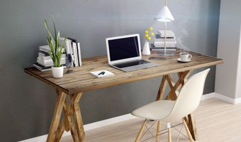Die besten Materialien: Ein Schreibtisch aus Holz steht an einer Wand. Auf dem Tisch steht ein Computer.