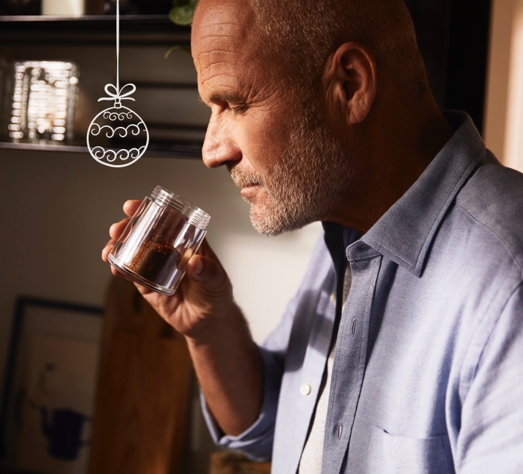 Elektrische und manuelle Kaffeemühen von Tchibo auf einer Küchentheke