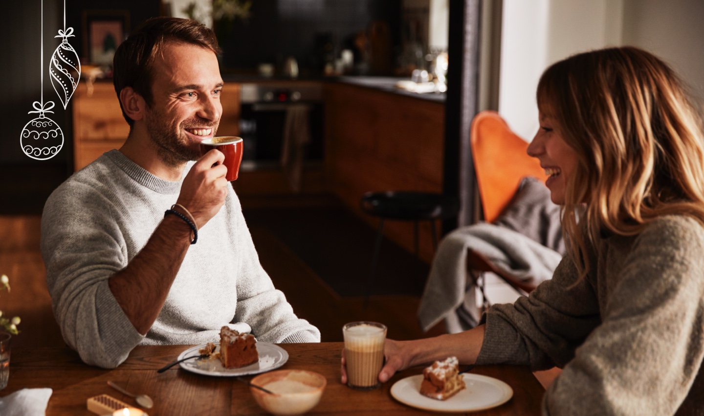 Ein Mann trinkt genüsslich seinen Gala Kaffee.