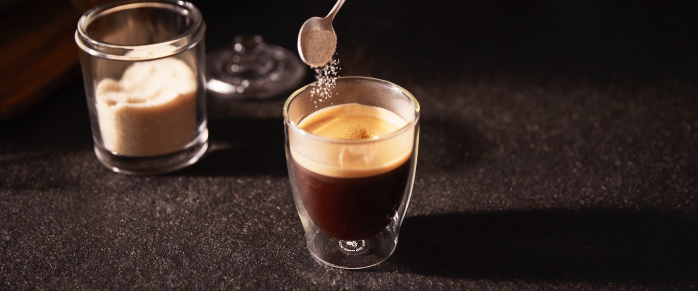 Stimmungsvolles Bild einer Tasse Espresso.