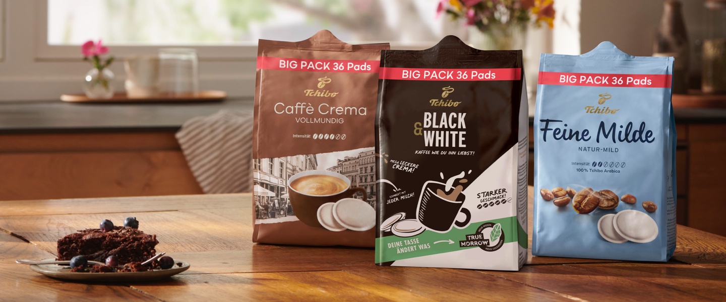 Caffee Crema Vollmundig, Black & White und Feine Milde Pads stehen nebeneinander.