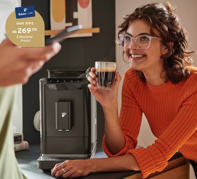 Frau steht mit einem Caffè Crema in der Hand neben dem Kaffeevollautomaten Esperto2 Caffè