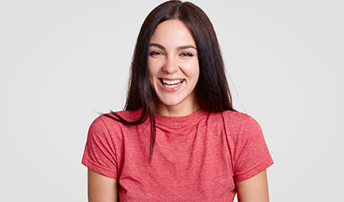 Bei einer großen Oberweite bieten sich Shirts mit V-Ausschnitt an.
