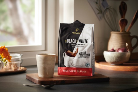 Eine Black & White Packung steht auf einem Tisch.