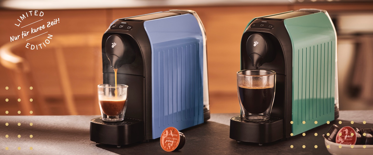 Cafissimo easy in Light Beige steht auf einer Küchentheke, daneben die beiden Packungen der Cafissimo Blonde Roast Edition