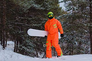Ein Mann trägt eine saubere Ski Jacke.