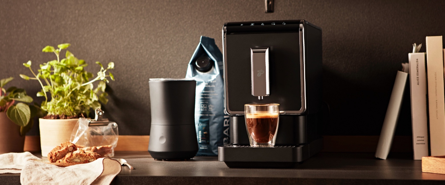 Der neue Esperto Pro mit One Touch Milk System in Anthrazit und einer frisch aufgebrühten Milchspezialität