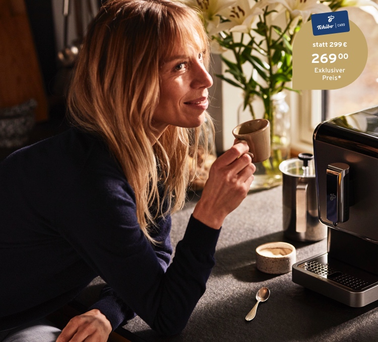Stimmungsvolles Bild einer in die Kamera lachenden Frau, die sich über ihren Kaffee aus dem Esperto Caffè freut.