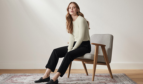 Die richtige Pflege macht's: Eine Frau trägt ein weißes langärmliges Shirt.