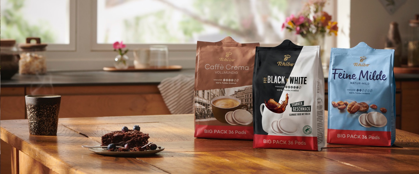 Caffee Crema Vollmundig, Black & White und Feine Milde Pads stehen nebeneinander.