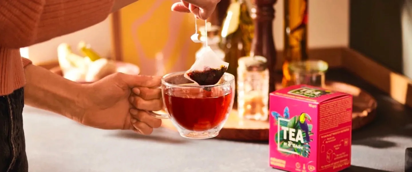 Stimmungsvolles Bild eines Teebeutels in einer Teetasse leitet die Schwerpunktseite Tee ein.
