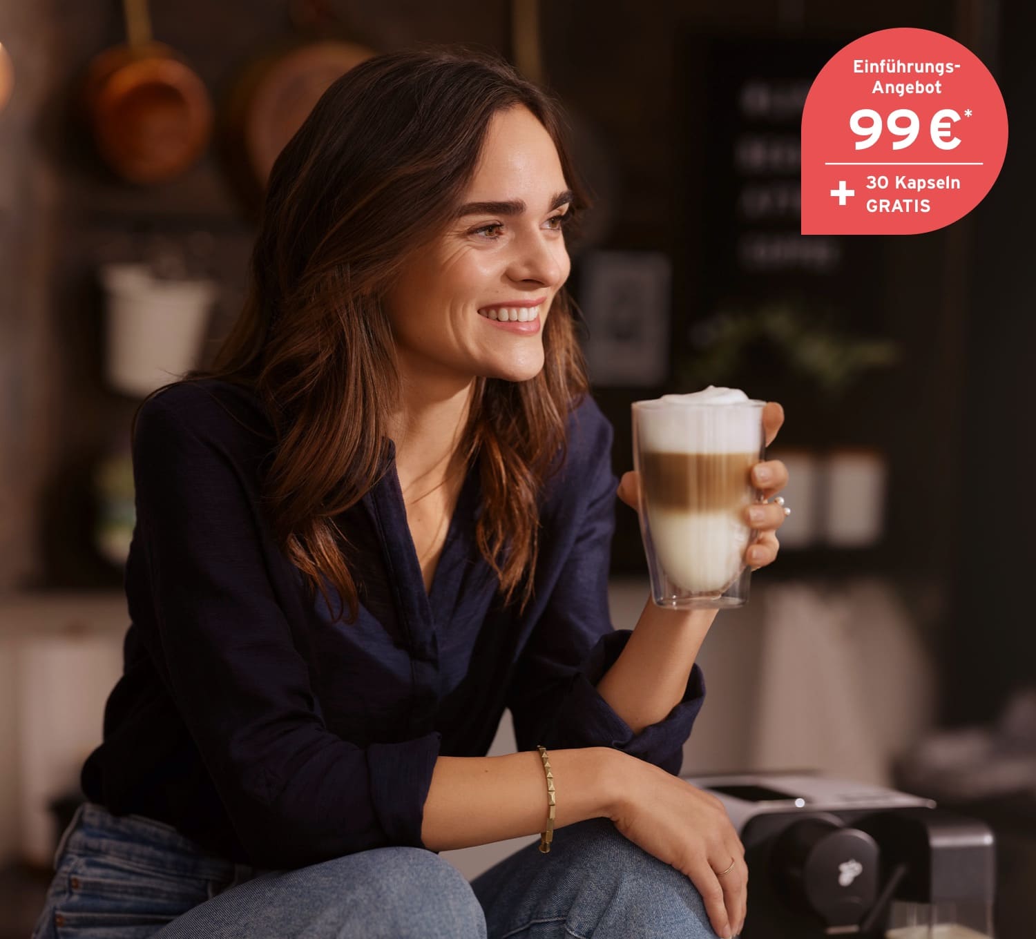 Eine Frau trinkt genüsslich einen Latte Macchiato