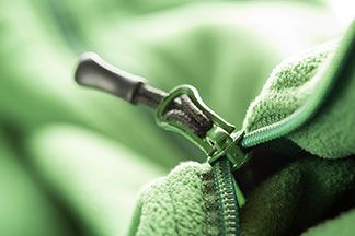 Eine grüne Trainingsjacke mit Reisverschluss aus Baumwolle.