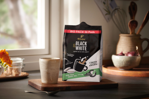 Eine Black & White Packung steht auf einem Tisch.