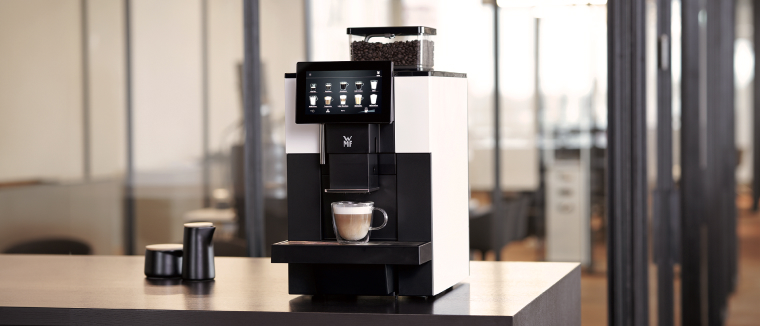 Drei Kaffeevollautomaten stehen auf einem Küchentresen','Enter picture alt'}