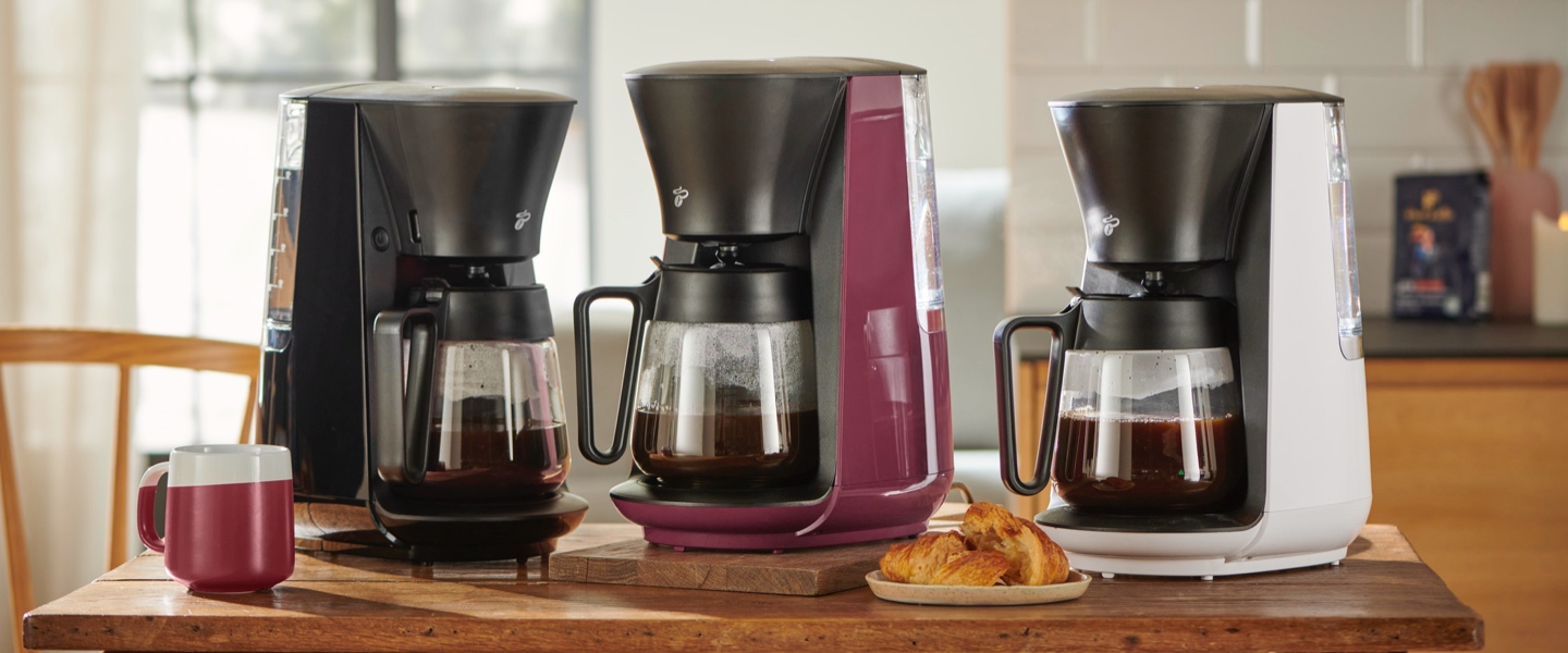 Die Ausprägungen der Tchibo Filterkaffeemaschinen sind auf einem Tresen präsentiert und leiten in die Welt der Filterkaffeemaschinen ein.