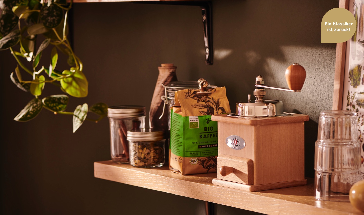 Die Zassenhausmühle steht in einer Küche neben dem Bio Kaffee.
