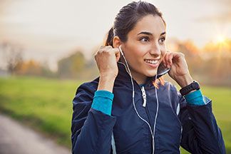 Eine Frau hat eine blaue Trainingsjacke mit einem hohen Kragen an.