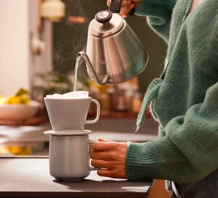 Hier landet das frische Kaffeearoma dank des gleichfarbigen Keramikfilters direkt in Ihrer neuen Lieblingstasse.