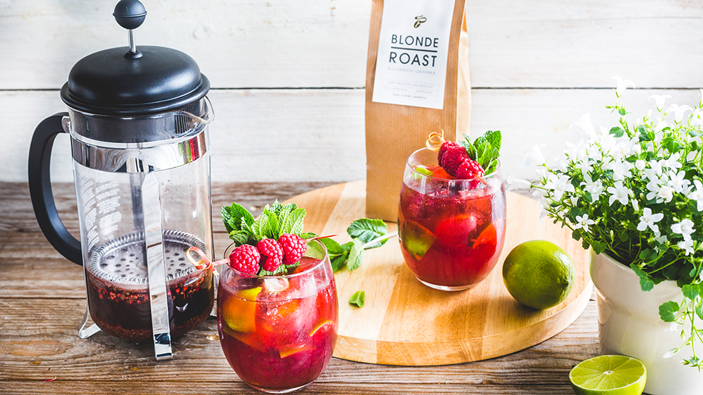 Ein zubereiteter Fruity Coffee Cold brew mit Siebstempelkanne und Blonde Roast Kaffee, dekoriert mit einem Himbeerspieß