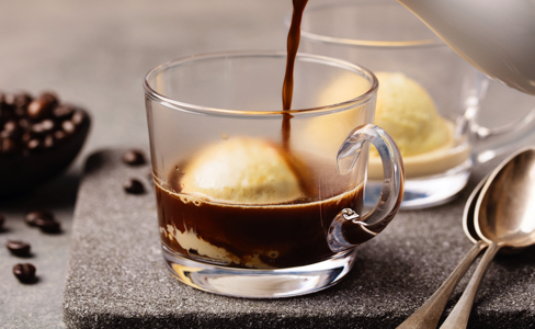 Ein zubereiteter Maple Winter Coffee im Espresso Glas