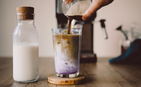 Ein zubereiteter Lebkuchen Latte im Latte Machhiato Glas