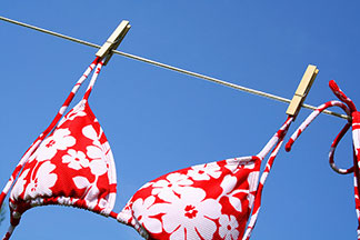 BHs und Bikini-Tops mit Bügel sollten nach der Wäsche an der Luft trocknen und nicht in den Trockner gegeben werden.