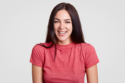 Eine Frau trägt ein Tshirt, welches ihrer Figur optimal schmeichelt