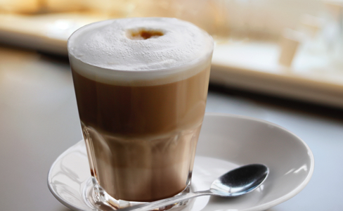 Ein zubereiteter Haselnuss Cappuccino im Glas