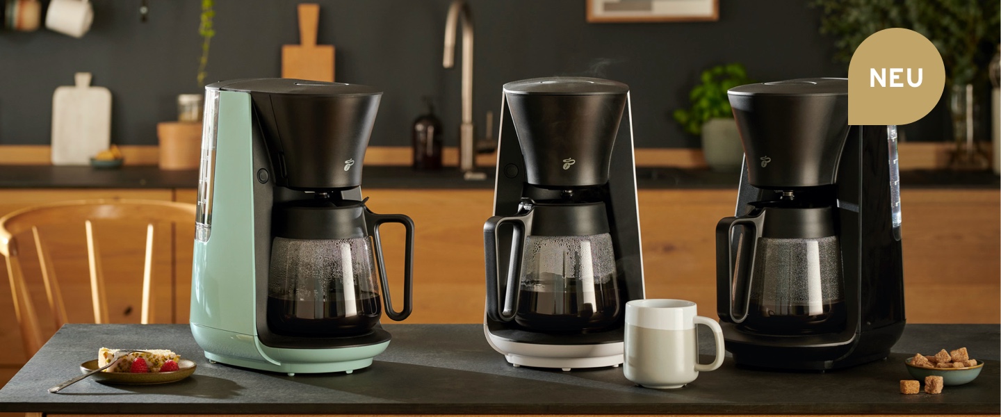 Die Wilfa Filterkaffeemaschine steht auf einem Tresen in einer Küche, neben ihr der Privatkaffee Latin Grande.