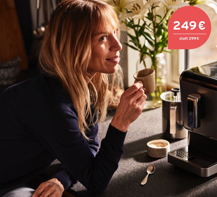 Stimmungsvolles Bild einer in die Kamera lachenden Frau, die sich über ihren Kaffee aus dem Esperto Caffè freut.