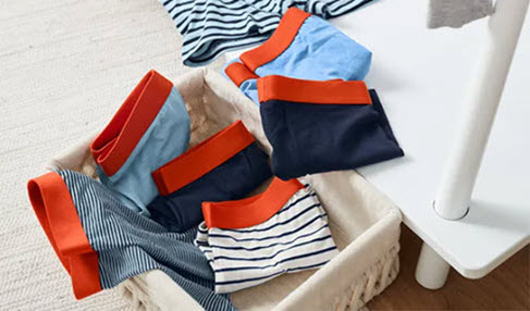 Die richtige Größe finden: In einem Korb liegen mehrere Boxershorts in verschiedenen Designs.