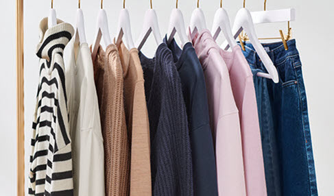 Verschiedene Basics wie T-Shirts, Tops, Blazer, Blusen, Jeans, Schals und Tücher und Gürtel.