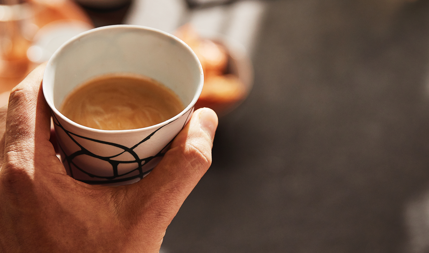 Stimmungsvolles Bild einer Tasse mit Black & White Kaffee.