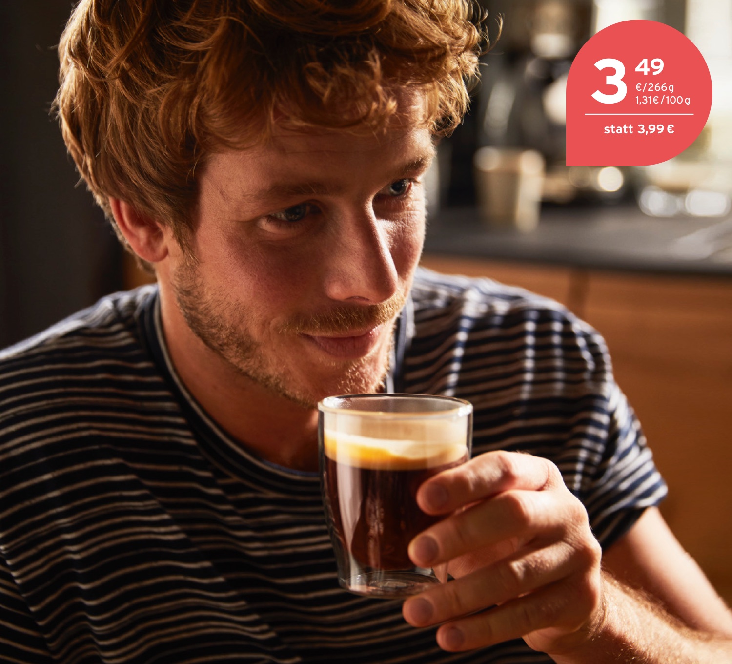 Ein Mann trinkt genüsslich seinen Kaffee.