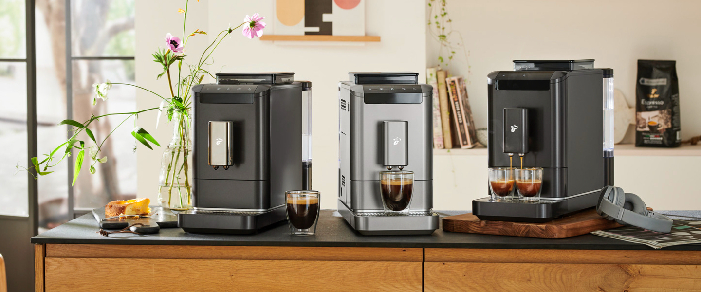 Der neue Esperto Pro mit One Touch Milk System in Anthrazit und einer frisch aufgebrühten Milchspezialität