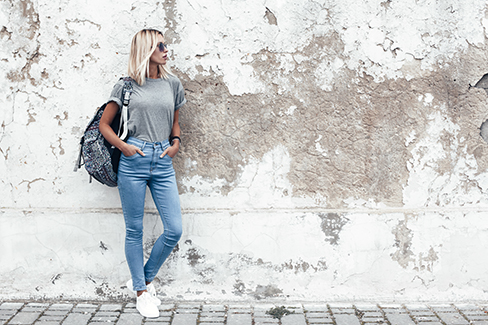 Graue Damen-Tshirts passen besonders gut zu hellen Jeans