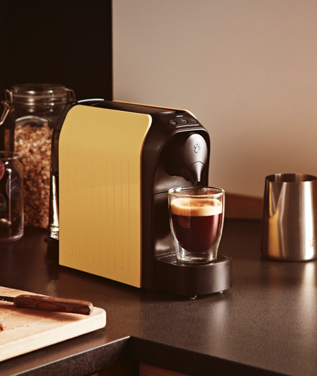 Cafissimo easy in Vanilla mit vollem Caffè Crema Glas