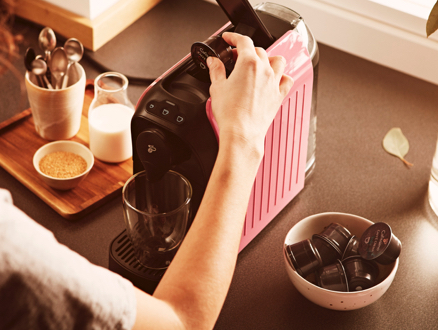 Person legt Kapsel in das Kapselfach der Cafissimo easy