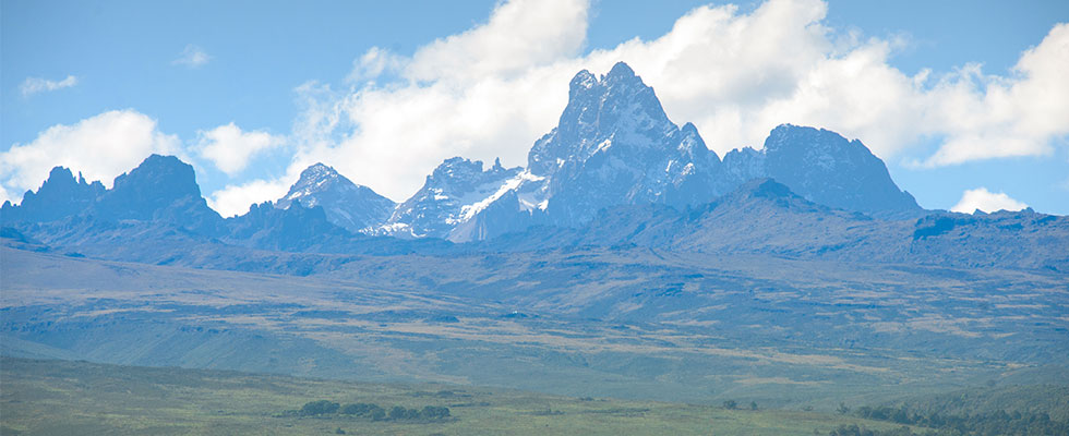 Im Zentrum des Landes Kenia, nur wenige Kilometer oberhalb der Äquatorlinie, erhebt sich der zweithöchste Berg Afrikas. Mit seinen drei Gipfeln ragt der Mount Kenya hoch in den Himmel über der Savanne.
Vom einheimischen Volk der Kikuyu wird er als Sitz der Götter verehrt. Seine einzigartige Flora und Fauna machen das Bergmassiv zu einem ganz besonderen Ort, der 1997 von der UNESCO zum Weltkulturerbe erklärt wurde.
