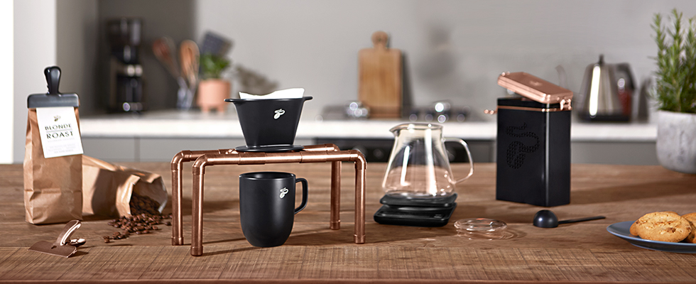 Edler und intensiver Kaffeegenuss: dafür steht die neue und limitierte Black Edition. Mit dem Handfilter, dem Kaffeebecher, dem Kaffeelot, drei Verschlussclips und der Aromadose erhalten Sie alles, was sie für die Kaffeezubereitung per Hand benötigen. In der matt schwarzen Sonderedition versprühen die Filterkaffeeartikel zudem moderne Kaffeehaus-Atmosphäre bei Ihnen zu Hause und sind in der Küche sowie auf dem Esstisch ein echter Hingucker.